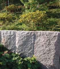 Våra blockstensmurar tillverkas normalt med en tjocklek på 200 mm, men kan även fås i radiellt utförande eller med egna mått. MATERIAL Granit från Ävja eller Näsinge.