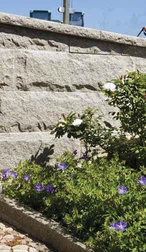 Om muren ska användas som barriärmur görs även baksidan råkilad. MATERIAL Granit från Ävja eller Näsinge. Material från andra stenbrott kan också beställas, t ex Röd Bohus.