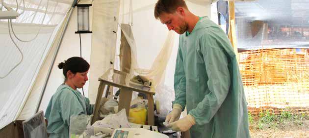 Zoltán Kis, utexaminerad från ECDC EUPHEM, och kollegan Anne Brüggemann (universitetet i Marburg, virologiinstitutet) i arbete vid ett fältlaboratorium som drivs av European Mobile Laboratory