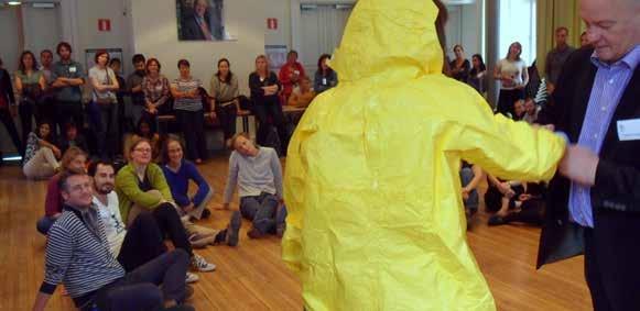 Personlig skyddsutrustning: EPIET-deltagare får en inblick i hur det är att arbeta inom hälso- och sjukvård i ett område där ebola brutit ut i Europa.