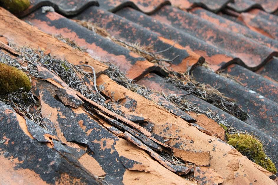 Byggnadsbeskrivning Beskrivning av skador före åtgärder Arbetarbostadens norra takfall var i det närmaste oskadat och restaureringen gäller enbart det södra