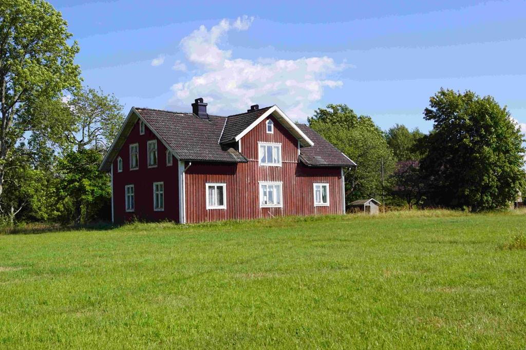 Torp Kronogård 30 ha Gård med skog mellan Värnamo och Växjö. Trevligt belägen för boende eller fritid, renoveringsbehov. Rejäl mangårdsbyggnad om 6 rum o kök.