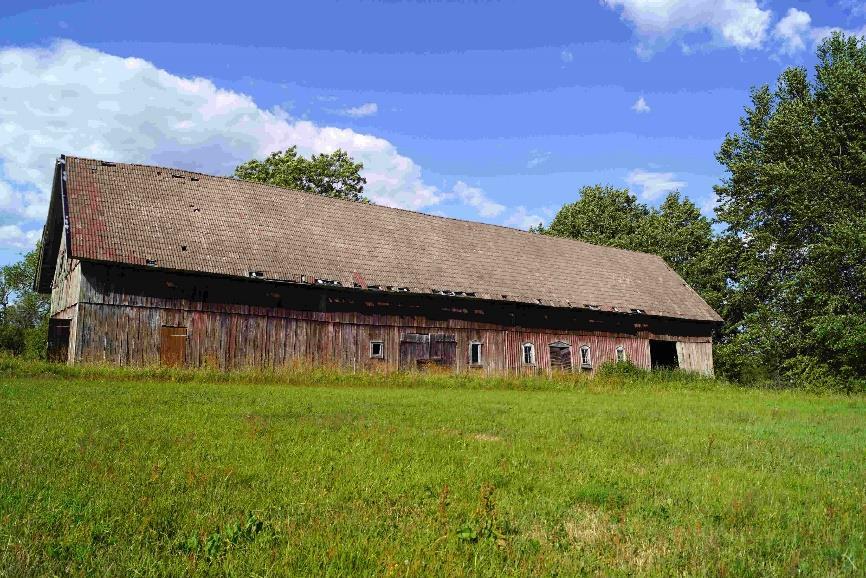 Ekonomibyggnader Stall/loge mm F.d. ladugård, tak av betongpannor och fasad av trä, eftersatt underhåll. Garage. Åker/betesmark Inägomark (åker/betesmark) om ca 6 ha.