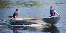Linder 410 Fishing Längd: 4,03 m. Bredd: 1,56 m. Vikt utan motor: ca 75 kg. Rek. motorstyrka: 2-4 hk. Förlängd rorkult har använts vid mätningar med 1 person.