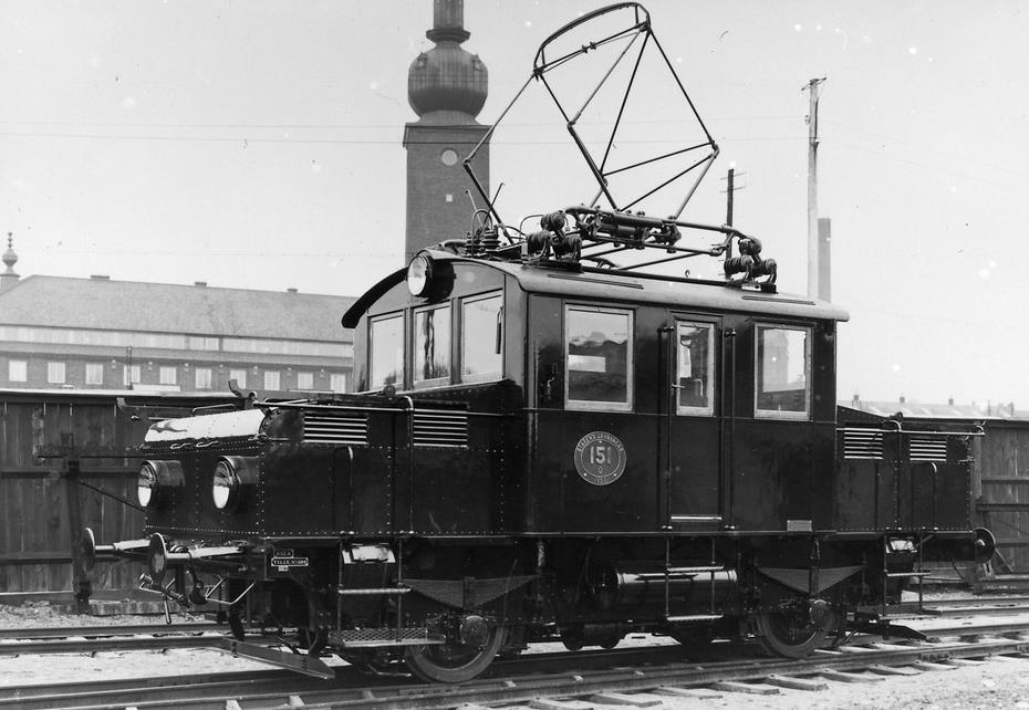 sidan 7 1927 levererades två nya elektrolok. De var av en helt ny typ och var avsedda för rangering på såväl elektrifierade som oelektrifierade spår, t.ex.