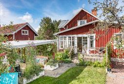 Ytterligare fristående garage finns med vidbyggd förrådsdel. Välkommen på visning!