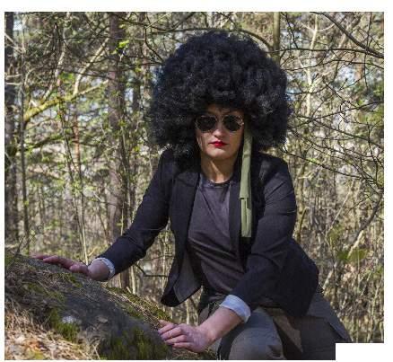 Men Ash kände att endast dessa titlar inte släckte hennes hunger för fara och vilda äventyr. Hon hade inte en aning om vad som väntade bakom hörnet Där, bakom hörnet, stod Ian.