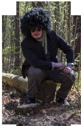 På senare år har Lee tröttnat på de tuffa väderförhållandena i sitt hemland Kina och bestämt sig för att han vill flytta till bokskogen, där han kan fortsätta slipa stenar och konstruera mer