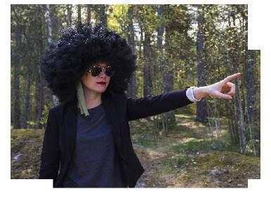 En fruktansvärt varm dag skådar hon något i fjärran. Det är Ian som marscherar i rask takt. Ian frågar om Elsie är häftig nog för att slå följe med honom.