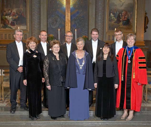 Främre raden från vänster: Maria Nyström, Margret Lepp, Lena Nordholm (rektor), Terese Bondas och Diane H. Sonnenwald.