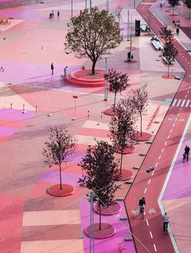 Röda torget representerar det moderna stadslivet med caféer, musik och sport. Den svarta marknaden är det klassiska torget med fontän och sittplatser.