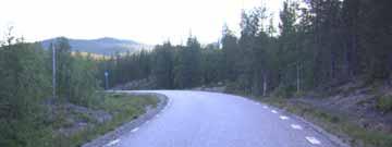 Vägen följer landskapets former, på huvuddelen längs vatten, som