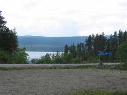 Iordningsställda platser att stanna till på för rast saknas längs vägen men vid Köpenhamn finns en skyltad men förfallen rastplats med bänkbord i en lämnad täkt, nu dold av sly, se figur 3.