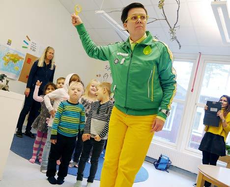 6 13 oktober 19 oktober 2018 Vi i Sollentuna SOLLENTUNA AGENTER. Med hjälp av förstoringsglas ska barnen nu påbörja sin utbildning till Energiagenter. FOTO: PAULINE CEDERBLAD SAGOVANDRING.