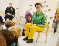 Barnen på Igelkottens förskola i Töjnan fnittrar förtjust när Agent Ström läxar upp El Boven som har öppnat ett fönster. Huset förlorar värme, bannar Agent Ström.