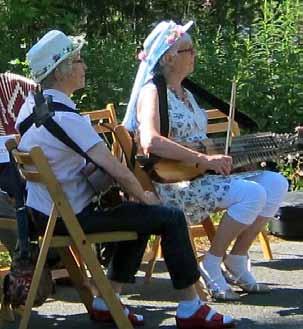 När bygden anordade sin traditionella hattparad, spelade vi våra härliga låtar vid vägkanten och bidrog till extra glad stämning.