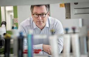 ÅRSBERÄTTELSE 2017 ÅRSBERÄTTELSE 2017 GENETISKA METODER banar väg för effektivare terapier NYTT SPÄNNANDE SÄTT att angripa cancer Richard Rosenquist Brandell, överläkare och professor vid Karolinska