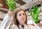 ÅRSBERÄTTELSE 2017 ÅRSBERÄTTELSE 2017 Tre frågor till Marianne Farnebo, docent vid Karolinska Institutet, som redan i början av sin forskarkarriär lyckades hitta en helt ny gen i DNA-tråden.