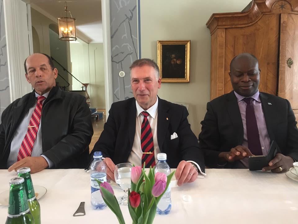 för att se på solfångartekniken. Khama är också turistminister i Botswana och bror till den sittande presidenten.