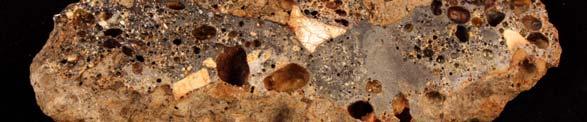 från härden. Däremot är de mindre kvartskornen som framträder i mikroskopet, som är insmälta i slaggen, mer troligt från en användning av sand i smidet.