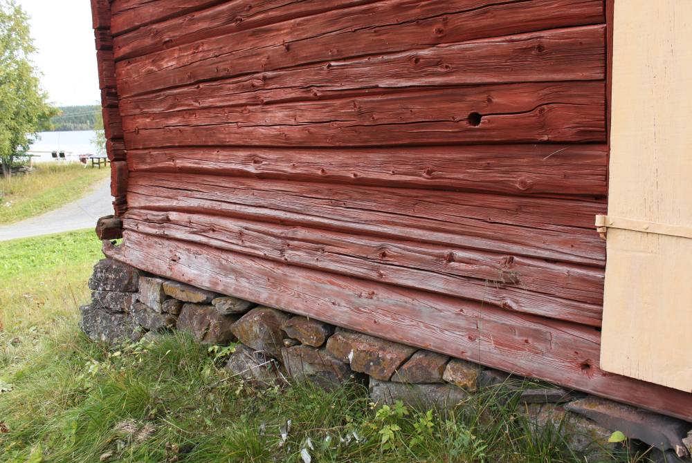 D-väggens syllstock har tryckts ur väggen Delar av