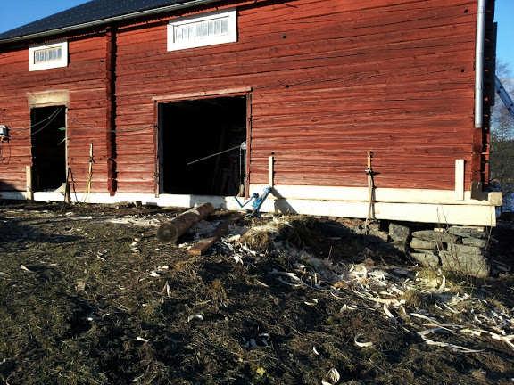 Den långa syllstocken på A-väggen är på plats (Foto Jon-Erik