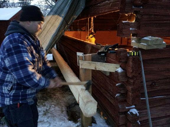 Eivind Haugen hugger till knuten till en av de nya stockarna på B-väggen (Foto Jon-Erik
