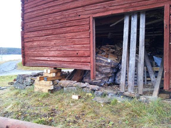 Skarven är fäst med två dymlingar. Stocken C2 är utbytt från CD knuten och fram till porten. Stockarna är bilade.