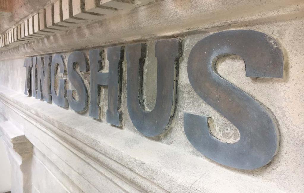 Fasadtext TINGSHUS Centralt placerat på gavelfasaden, precis under tympanonfältet, sitter texten TINGSHUS i zinkplåt.