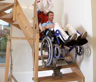 För manuella rullstolar och transportrullstolar: rulla på plattformen och säkra på plats med ryggstödsklämman (klämintervall 330-500 mm). Lägg ur rullstolsbromsarna, och du är redo att gå!