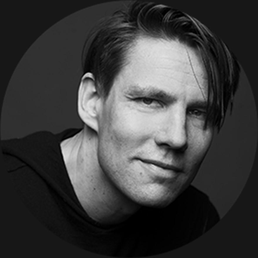 PEER GYNT av Henrik Ibsen OM UPPSÄTTNINGEN Premiär: 15 februari 2018, Stora scenen Speltid: cirka 3 timmar, inklusive paus Den rastlöse oduglingen som reser jorden runt i jakt på sig själv är