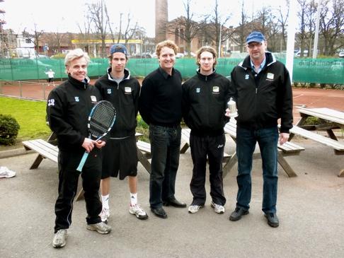 Även om klubben känns relativt liten och väldigt familjär och mysig, så är det ändå över 1000 medlemmar som regelbundet tränar tennis på våra banor och det är inte alltid så lätt att hålla koll på
