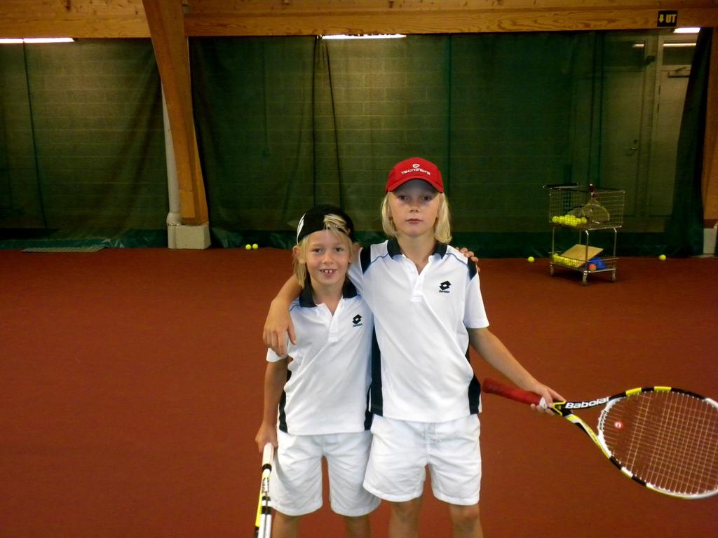 ...alltid fulltecknade... - Vi är väldigt glada att vår tennisskola är så populär som den är och det gör att vi i stort sett ligger på maxgränsen för vad vi klarar av i dagsläget.