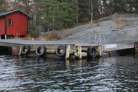 betongbrygga framför väntkuren. På detta placeras rullbara containers som kan rullas ombord på färjan.