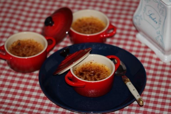 Crème Brûlée Portioner: 6 Förberedelser: 20 min 125 g Äggulor ca 6 st. 90 g Socker, fint Blandas med äggulorna 8 dl Grädde 2 st.