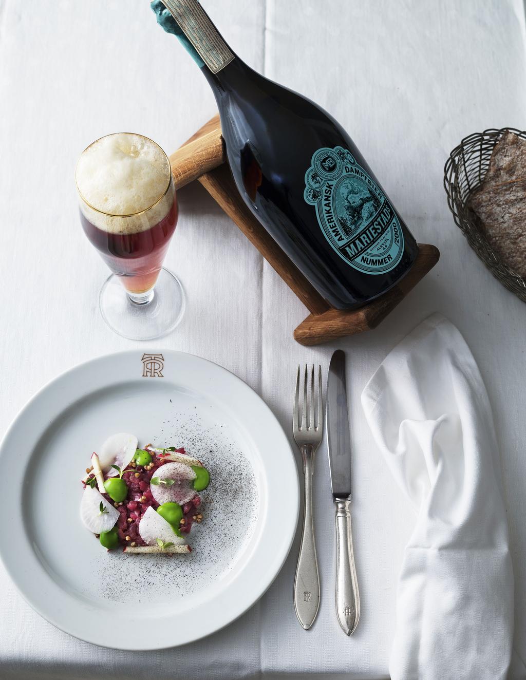 Hackad älg med rostat bovete, syltade rovor och emulsion på lökblast Richards öl är en torr och fruktig lager med en maltaromatisk fyllighet. Både beskheten och torrheten är utsökt.