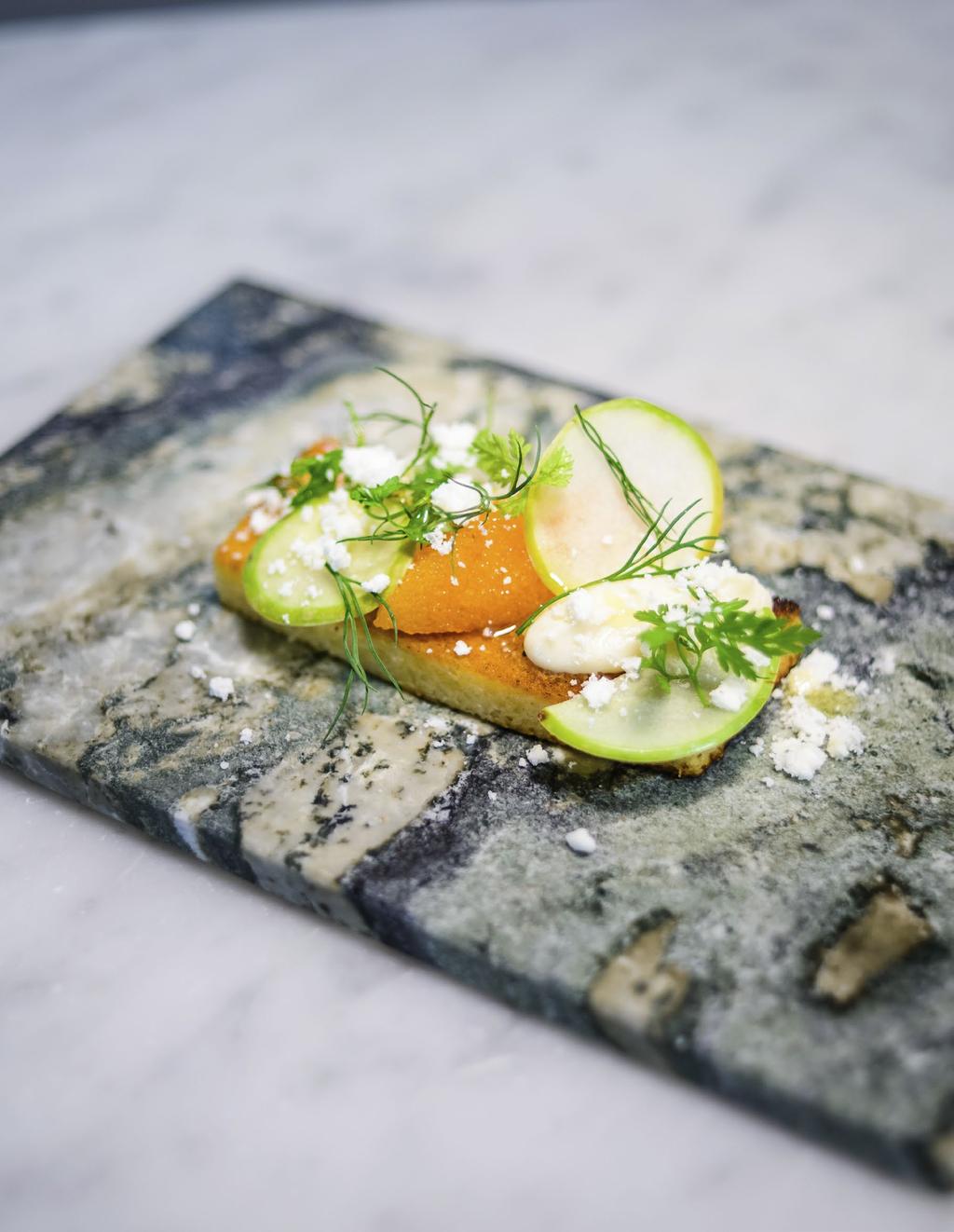 BJÖRN FRANTZÉNS Löjromstoast Gör Björn Frantzéns lyxiga toast med löjrom från Kalix, smörstekt toast och citron och lättrökt blomkålscrème.