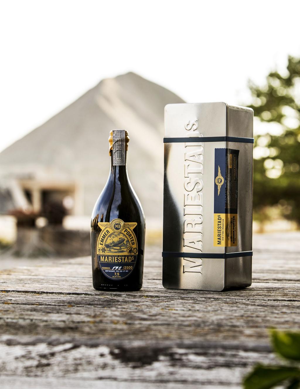I takt med att temperaturen stiger i glaset så öppnar Emmer Porter upp sig och bjuder på en komplex doft av kaffebönor, mörk choklad, pumpernickel men även en rödbärig ton, pomerans och citrusskal