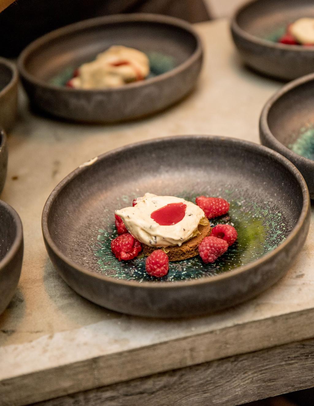 Thomas Sjögren lagar dessert till den sjunde utgåvan av Den Stora Smakresan - Emmer Porter Hasselnötskaka med färska hallon, marinerad fänkål samt kaffe- och fänkålsglass Ingredienser till 4