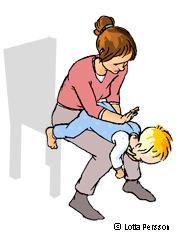 Vad kan man göra när barnet satt i halsen? Försök få bort det som fastnat! Det viktigaste när ett barn sätter i halsen är att försöka få bort det som har fastnat.
