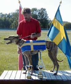 Cassandra efter seger i Svenskt Uppfödningslopp för tikar, Fräcke Fredrik, vinnare av Svenskt Uppfödningslopp för hanar. gare vandringspris till bästa tik.