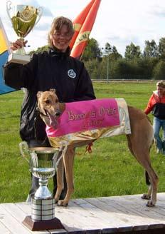 58, dagens snabbaste sprinttid på Åkers Kanal. Lika klar 2:a blev Vicke Drag, Maria & Peter Blomkvist, 18.89, slagen med 31 hund radelar. 3:a blev Crimson, Iréne Gustavsson, 19.15.