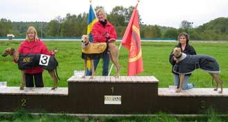 75 och hade ledningen fram till sista kurvan. Där tog Lill Strumpa över täten. Men kullsystern I am var starkast och vann med fina 32.59. 2:a kom Lill Strumpa, 32.66. 3:a blev Neftus, 32.69.