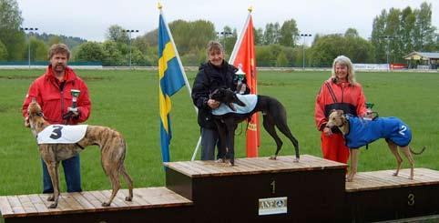 Även i lopp fyra var vinnaren inte med i något stafettlag, det var Alice Racoon, E Eliasson, VSH, som vann på 19.34. Tvåa blev Simon Says, samma ägare, 19.34, även den hunden deltog inte i stafetten.