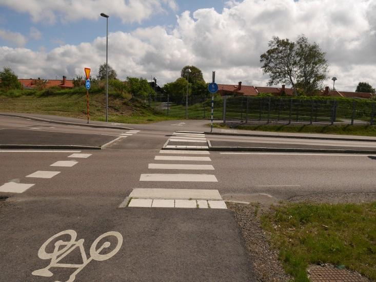 Det påverkar framförallt barnens väg till skolan (Västerbergsskolan) norr om stadsdelen, samt deras tillgång till natur och rekreationsområden i väster.