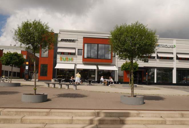 Företagen är en blandning mellan konsultföretag, frisör, privat förskola, lunchrestauranger, privata kliniker etc. Blandningen av verksamheter lockar många olika åldrar till området.