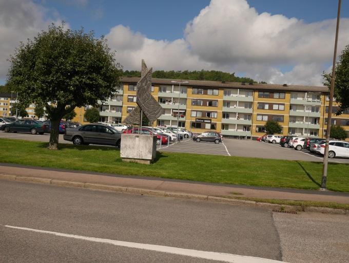Om närområdet Mölndals innerstad ligger ca 2 km öster ut. Där finns en större andel service samt Mölndals station, med både regional pendel och spårvagn in till Göteborg.