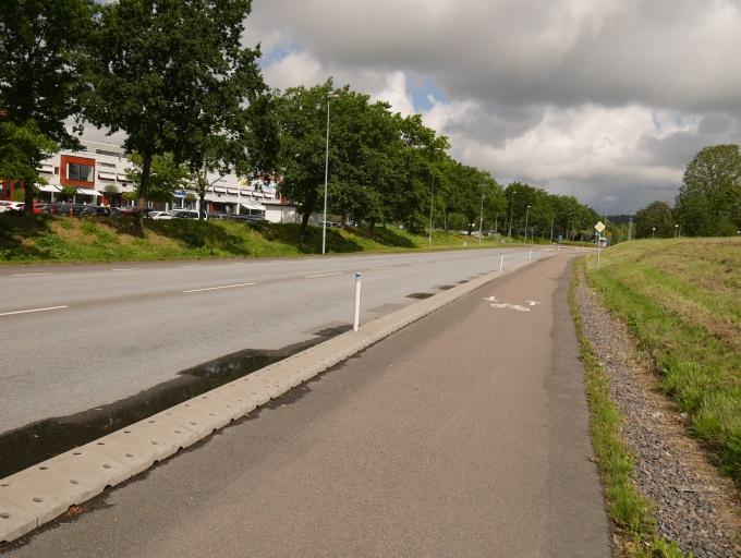 Dock ligger hållplatserna väldigt utspridda och det kan vara svårare för en del människor i mitten av stadsdelen att ta sig till kollektivtrafik-knutpunkterna.