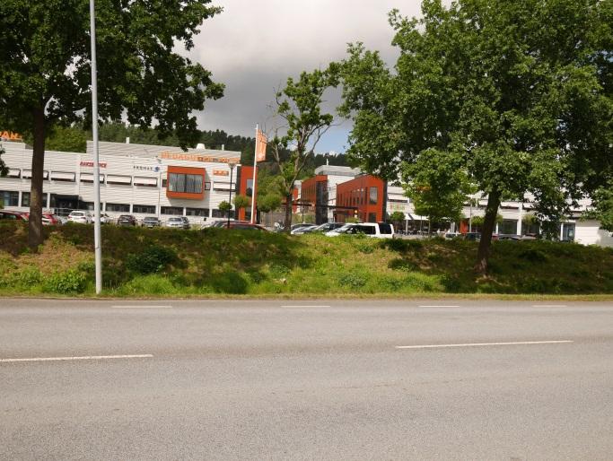 industriområde, vilket är en viktig målpunkt för arbete och handel, samt Sisjön badplats med rekreationsområden.