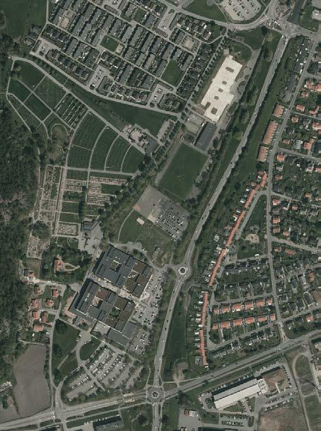 De fysiska barriärerna är framförallt Bifrostgatan och Frölundagatan, med få kopplingar över gatorna, samt få trygghetsingivande moment längs med. Som t.ex.